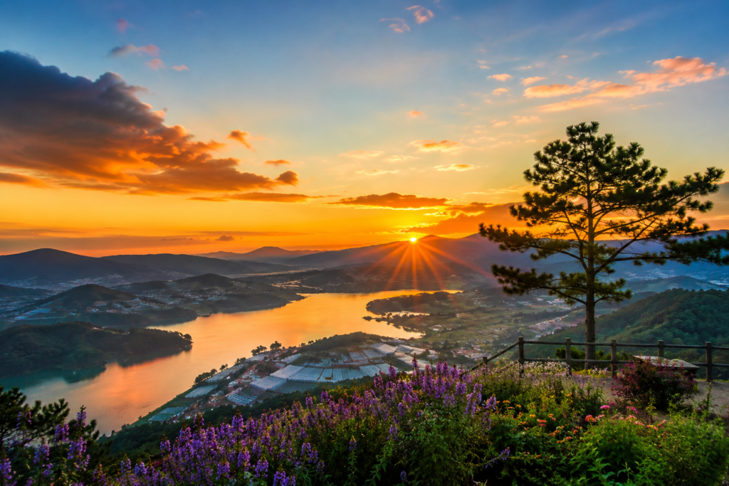 Scenic sunset viewpoint over Da Lat landscape